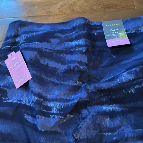 Womans Tek gear 1x nwt mid rise essentials capri - Picture 7 of 14